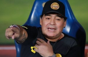 Maradona’nın imzasını taklit edip kayıtlarını çaldı!