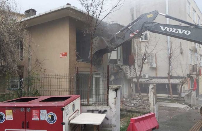 Kartal Belediyesi ilçedeki riskli yapıların yıkımına devam ediyor