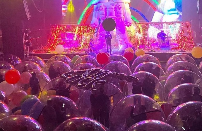 Naylon balonların içinde “sosyal mesafeli” konser