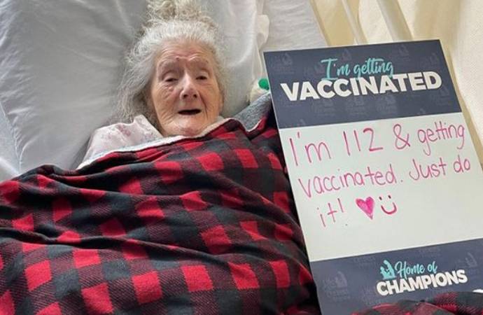 ABD’de korona aşısı yaptıran en yaşlı kişi Witty Hazel Plummer oldu