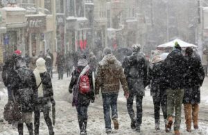 İstanbul’da kar yağışı başladı… Kentin batısındaki ilçeler beyaza büründü