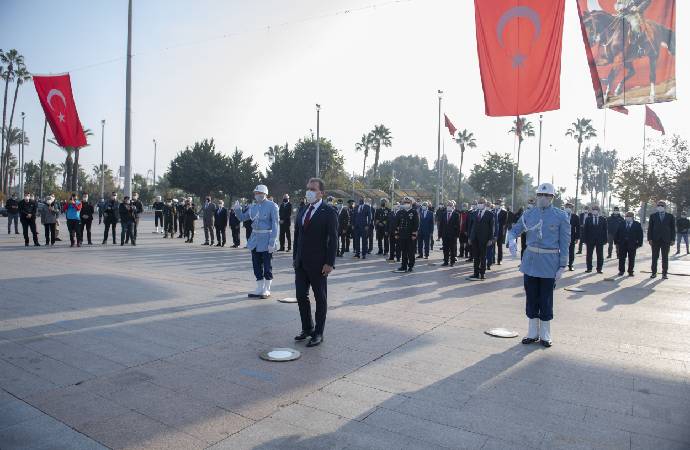 Başkan Seçer, 3 Ocak dolayısıyla Atatürk Anıtı’na çelenk sundu