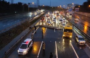 İstanbul’da yön tabelası yola devrildi: Trafik kilitlendi