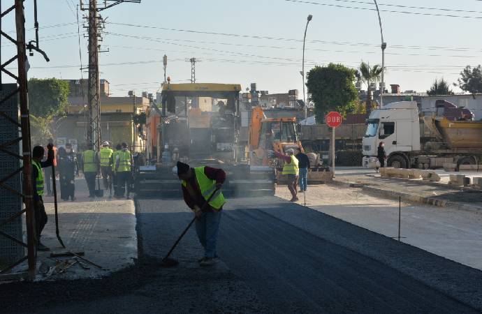 Tarsus’ta caddeler Büyükşehir tarafından yenileniyor