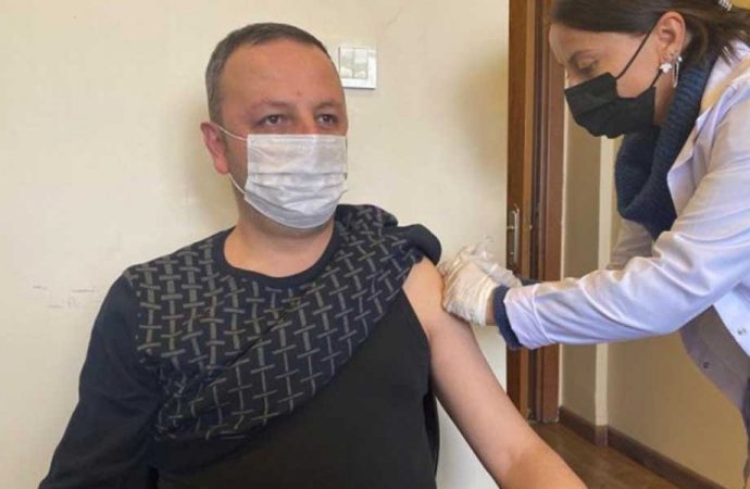 Aktif doktorluk yapmayan AKP’li başkan aşı oldu