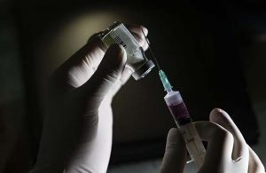 İki doz Pfizer aşısı vurulan ABD’li Kongre üyesi koronavirüse yakalandı