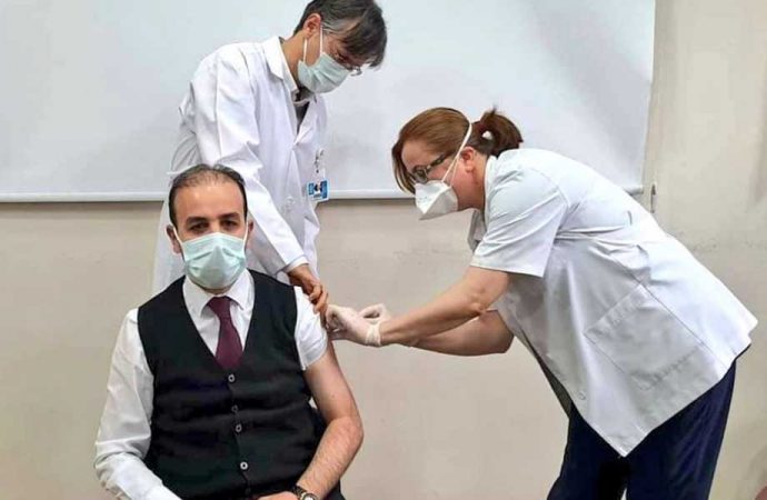 Koronavirüs aşısı uygulanmaya başlandı, sağlık emekçilerinden önce AKP’li vekil yaptırdı