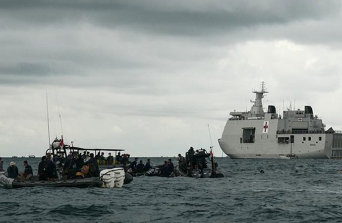 Endonezya’da düşen uçağın kara kutusu denizden çıkarıldı