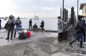 Kadıköy’de vapurdan suya atlayan yolcuyu başka bir yolcu kurtardı