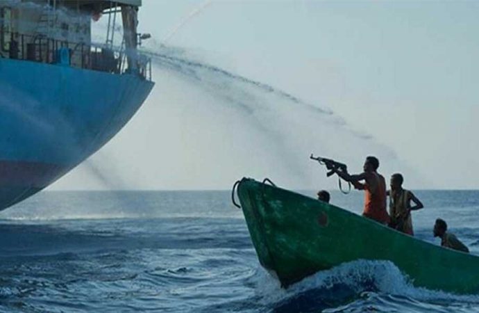 Gine Körfezi’nde bir gemiye daha korsanlar saldırdı
