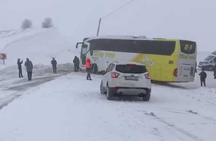 Yoğun kar yağışı nedeniyle kayan otobüs, yolu ulaşıma kapattı