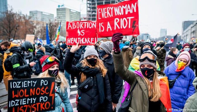 Polonya’da tartışma yaratan kürtaj yasası yürürlüğe girdi