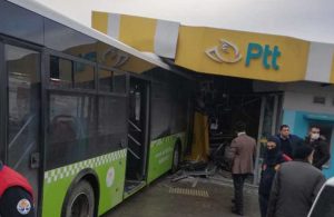 Belediye otobüsü PTT şubesine daldı: 2 yaralı