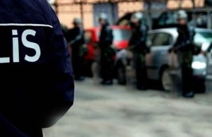 Ağrı’da polisler ele geçirdikleri eroin paketleriyle “ohh” yazdı