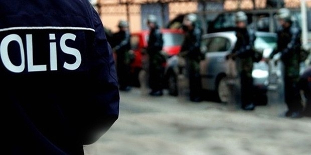 Ağrı’da polisler ele geçirdikleri eroin paketleriyle “ohh” yazdı