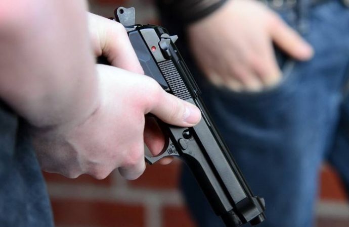 Serviste oğluyla tartışan 2 öğrenciyi tabancayla öldürdü