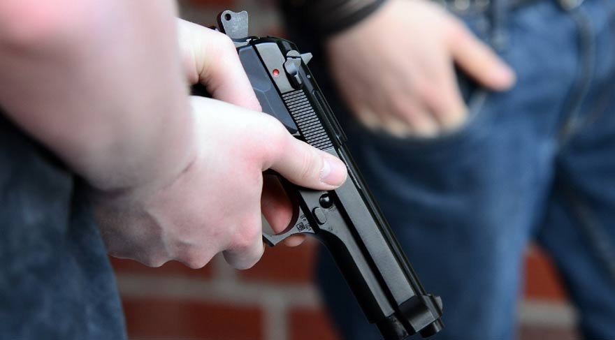 Serviste oğluyla tartışan 2 öğrenciyi tabancayla öldürdü