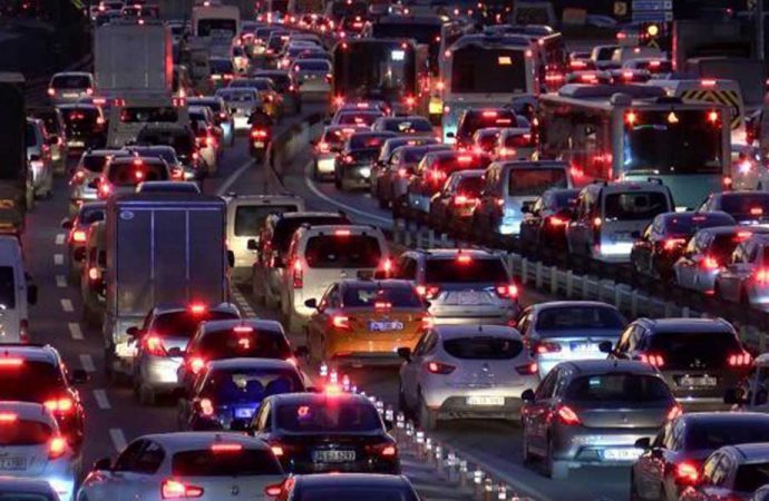 İstanbul’da 56 saatlik kısıtlama öncesi trafik yoğunluğu!