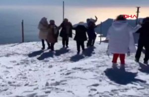 Rus turistler, 2 bin 365 metrelik zirvede ‘Erik Dalı’ ile oynadı