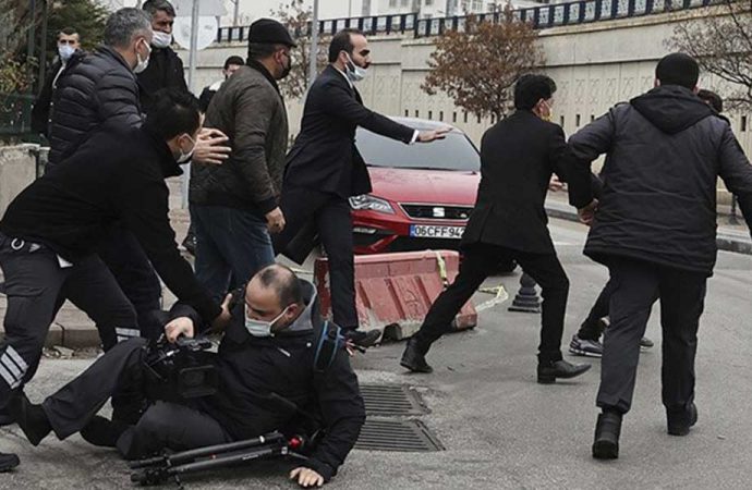 Ümitcan Uygun’un ailesi adliye çıkışı gazetecilere saldırdı