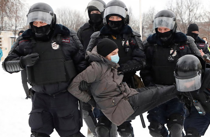Rus Polisinden öğrencilere gözaltına alma eğitimi