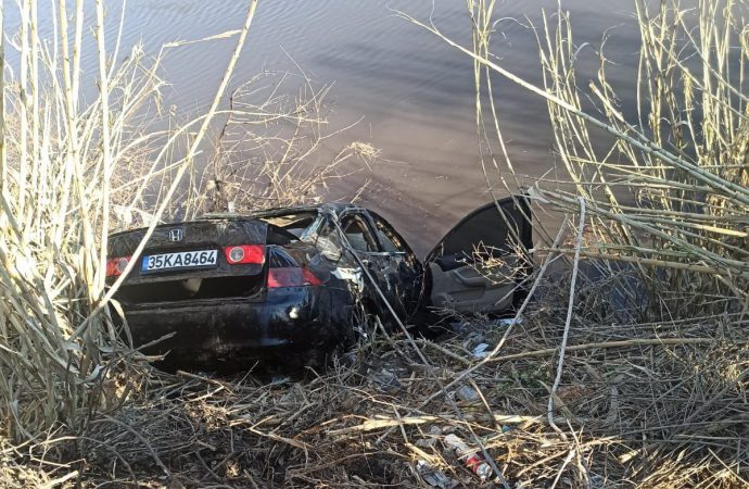 Çaya uçan otomobilin sürücüsü hayatını kaybetti