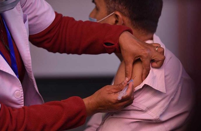 Çift doz aşı olmayanlara kısıtlama için kanun teklifi
