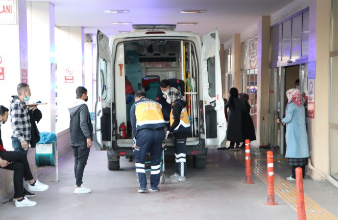 Tarım işçilerinin taşındığı minibüs yan yattı: 12 yaralı