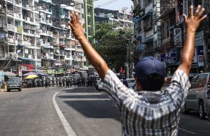 Darbe karşıtı protestolara polis müdahalesi: 3 ölü, 20 yaralı