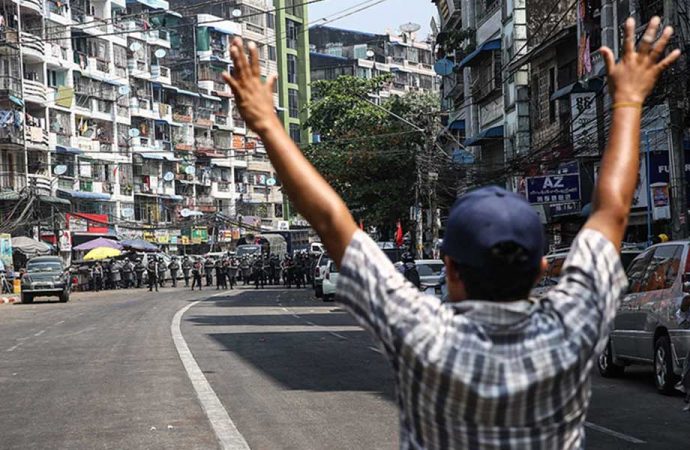 Darbe karşıtı protestolara polis müdahalesi: 3 ölü, 20 yaralı