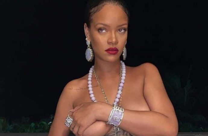 Rihanna’nın üstsüz fotoğrafı ülkeyi ayağa kaldırdı