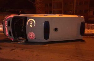 Kırşehir’de ambulans devrildi: 3 yaralı