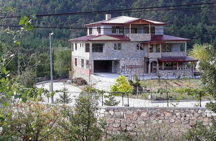Villasında aşı olan AKP’li: ‘Belediye başkanları, vali, kaymakam gibi idarecilerde zaten yaşa bakılmıyor artık’