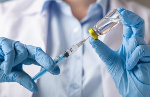 Koronavirüs aşısı olan 6 kişi hayatını kaybetti