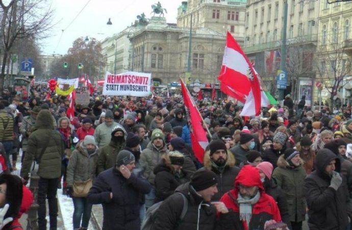Avusturya’da koronavirüs tedbirleri protesto edildi