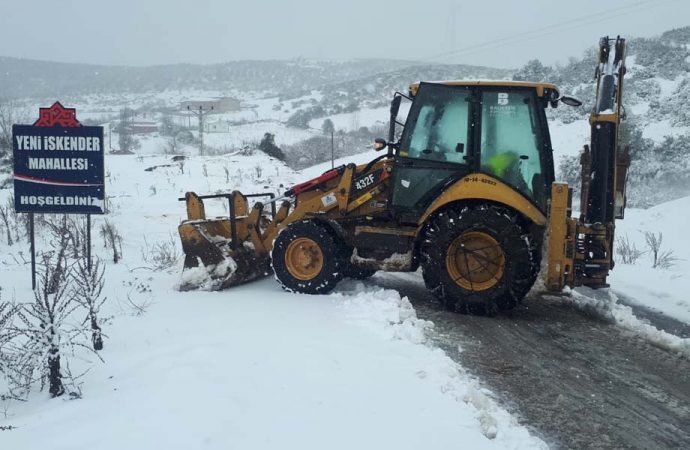 Balıkesir’de 57 mahalle yolu, kar nedeniyle ulaşıma kapandı