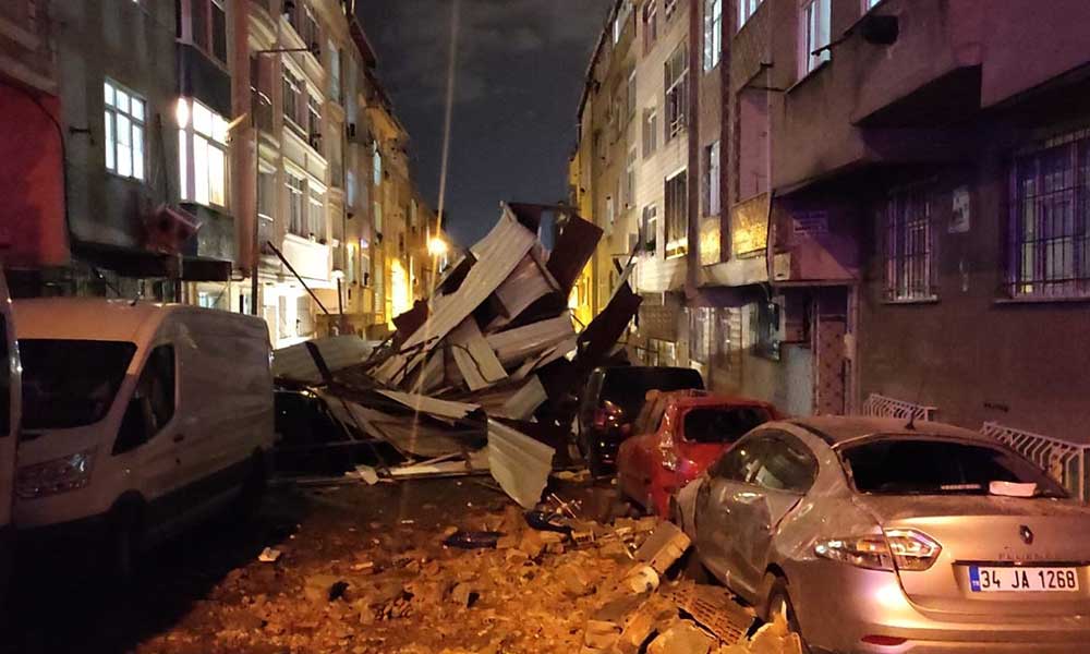 İstanbul’u fırtına vurdu, çatılar uçtu ağaçlar devrildi