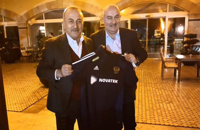 Çavuşoğlu’nun Rusya Milli Takımı antrenörüyle benzerliği sosyal medyada gündem oldu