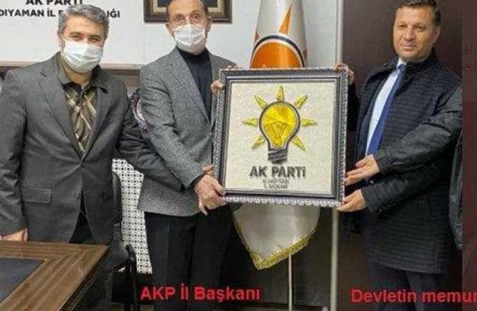 Devlet memuru AKP logosu hediye etti