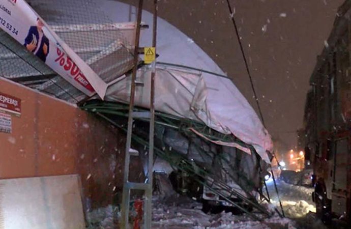 Lisenin kapalı spor salonu çatısı çöktü, 6 araç altında kaldı