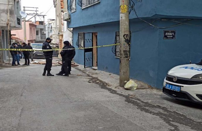 İzmir’de boğazı kesilerek öldürülen kadının oğlu tutuklandı