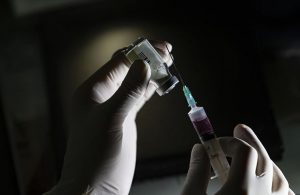 Litvanya’da bir kişi, koronavirüs aşısı olduktan birkaç dakika sonra hayatını kaybetti