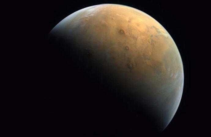 BAE, uzay programı kapsamında Mars’tan ilk fotoğrafını paylaştı