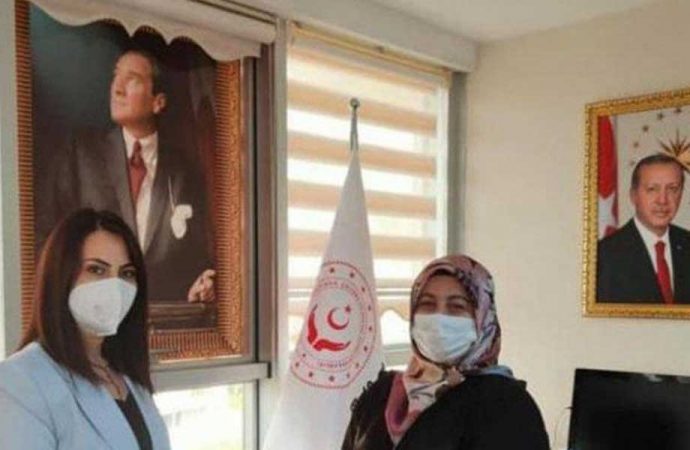 Atatürk portresinin üzerine perde koydu
