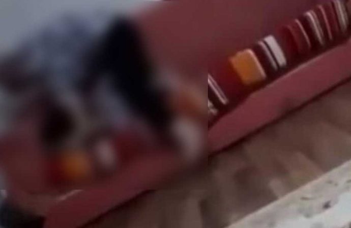 Sosyal medyada tepki yağmıştı! Kızlarını dövüp videoya çeken çift tutuklandı