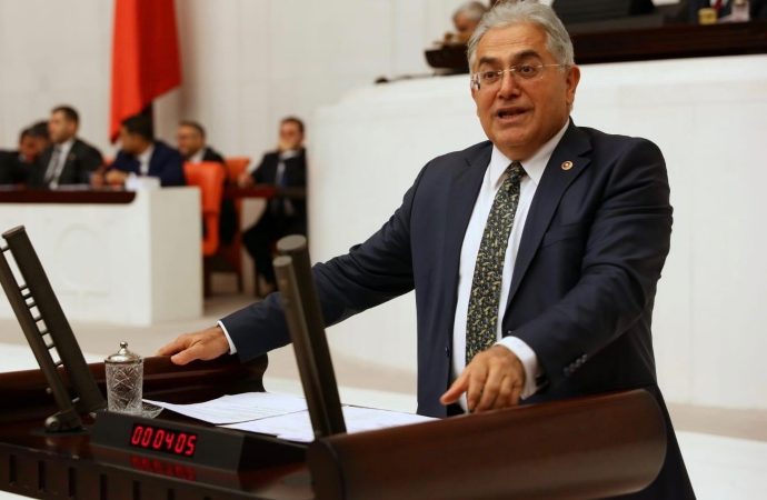 CHP’li Ünsal: AKP kongrelerine katılanlar karantinaya alınmalı