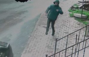 Sokak ortasında silahlı kavga: Yaralanan kişi sekerek kaçtı