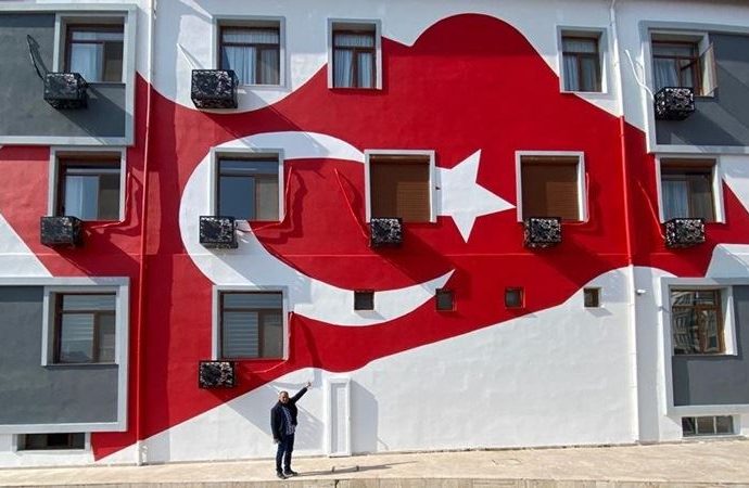İYİ Parti’den ‘süs gibi’ Türk bayrağı çizimine tepki