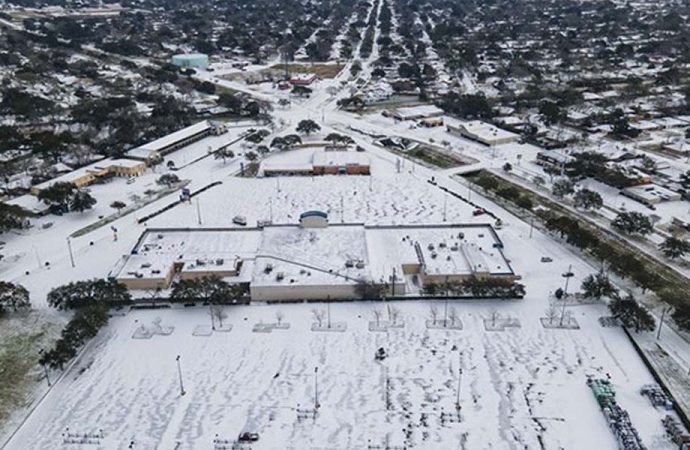 Dondurucu soğuğa teslim olan Teksas’ın elektrik şebekesi operatöründe peş peşe istifa