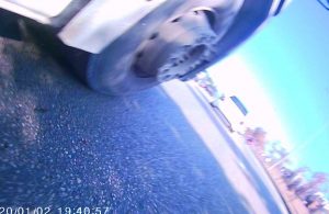 TIR’ın motosiklet sürücüsüne çarpma anı kask kamerasına yansıdı